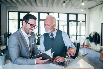 Portrait of young and senior business men working together. Gợi ý bạn cách viết mail hỏi kết quả phỏng vấn hiệu quả